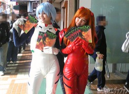 Azafatas repartiendo Eva Extra 01