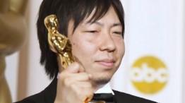Kunio Kato sosteniendo el Oscar Kunio Kato sosteniendo el Oscar
